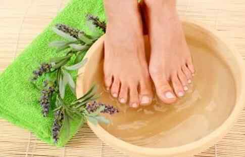 夏天用桔皮砂仁泡脚可以调理脾胃去胀气