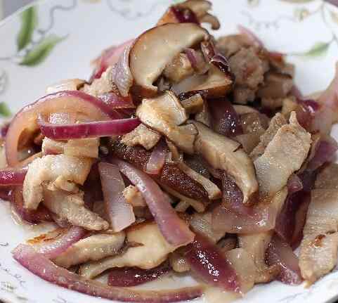 去除体内湿气的菜谱 洋葱炒香菇