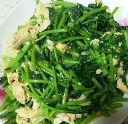 肝郁化热引发的咳嗽可以多吃茼蒿炒鸡蛋