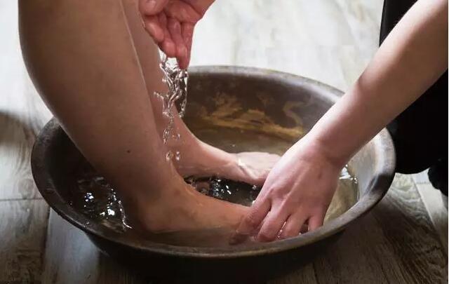 驱寒祛湿 缓解痛经健康养生的泡脚方法