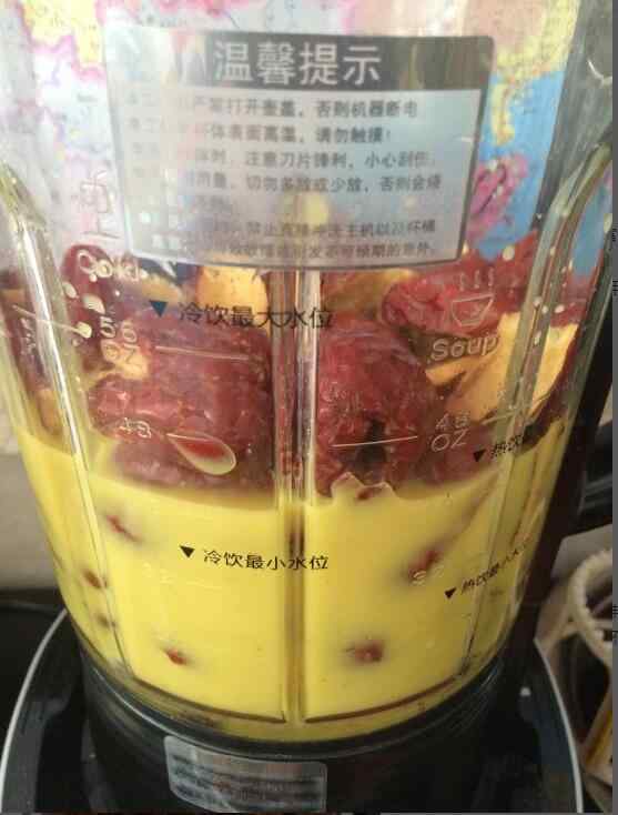 红糖姜枣膏制作过程榨汁
