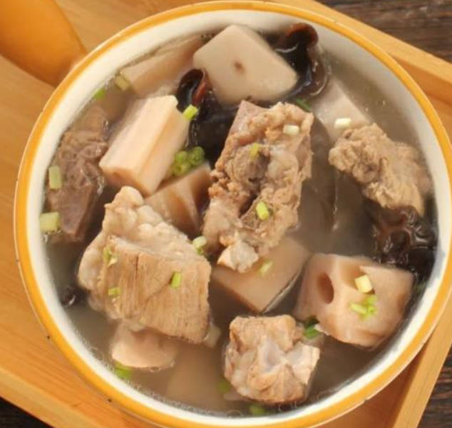 补气血食谱【木耳莲藕排骨汤】
