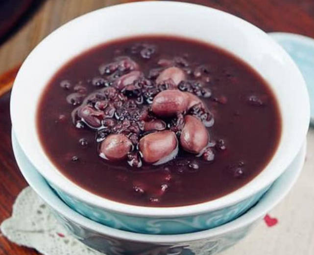 补气血推荐食谱：黑米花生红豆粥