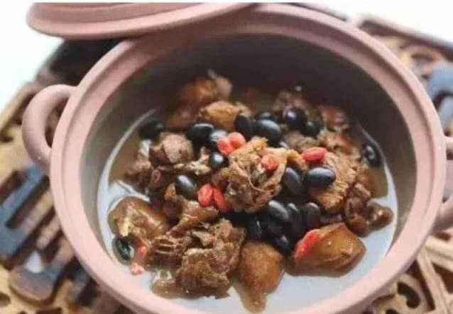补肾益肝、强筋壮骨药膳：巴戟黑豆鸡汤