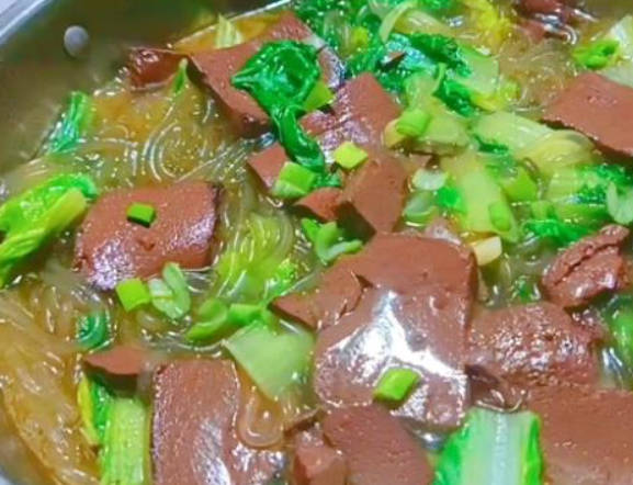 补气血推荐食谱：猪血粉丝汤