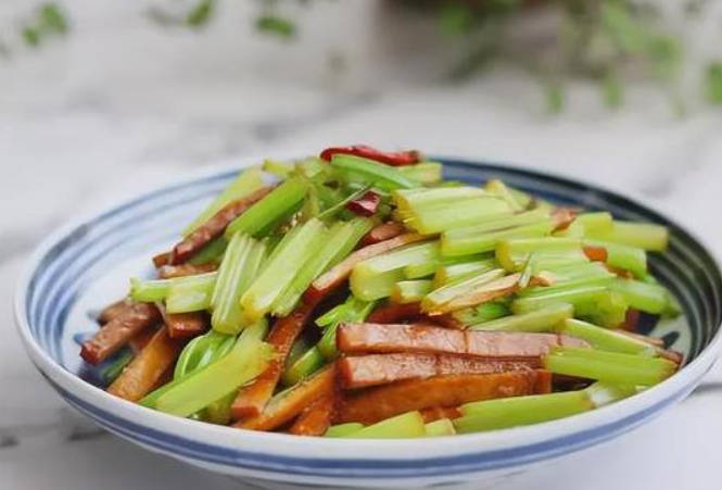 补血推荐食谱【芹菜炒豆干】
