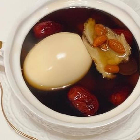 当归鸡蛋红糖水可以补气血、改善女性月经量少及贫血