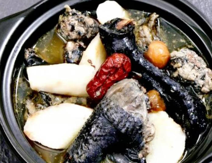 补血推荐做法：【炖乌鸡汤】