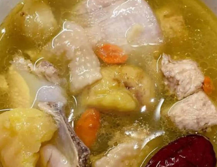 补气血食谱：板栗黄芪鸽子汤