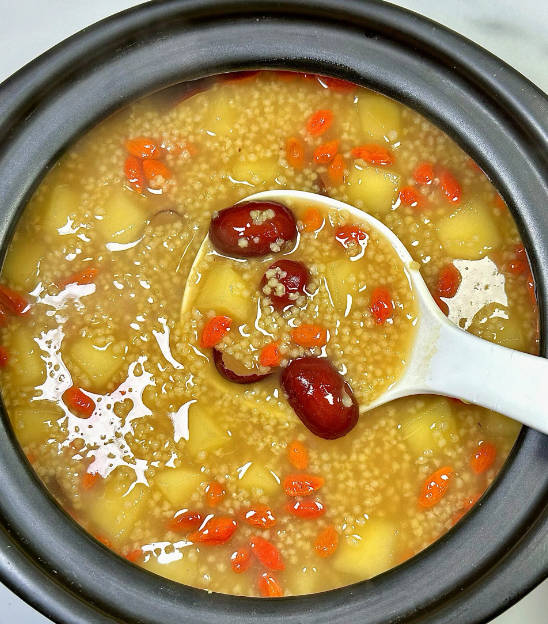 蒸苹果小米饭.jpg 蒸苹果小米饭.jpg