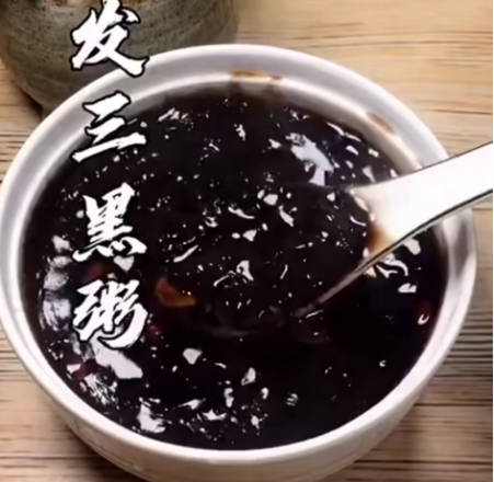 食补“三黑粥”养肾血.jpg