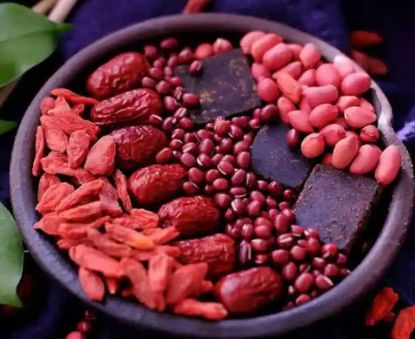 天生气血不足如何调理？